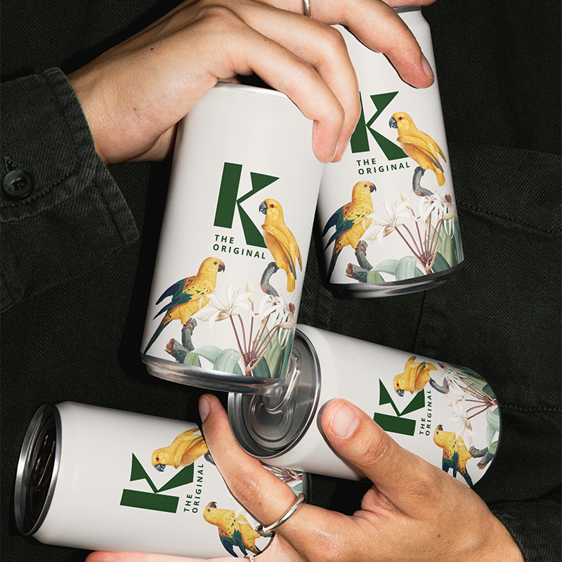 K - organic handcrafted lemonade - Produktdesign - Hände halten mehrere Dosen