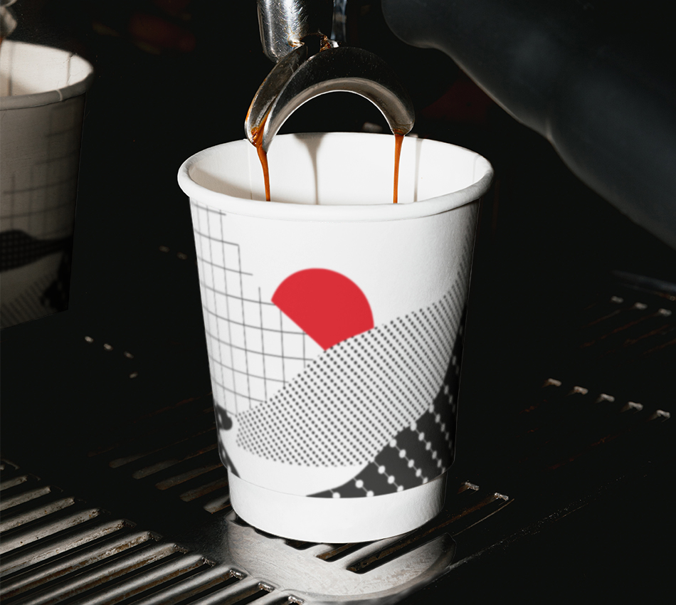 Kafeebecher mit dem Branding der Kaffeerösterei in der Kaffeemaschine, Becher wird gerade mit Kaffee gefüllt