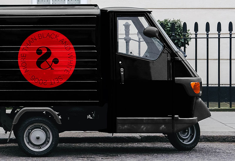 Lieferwagen der Kaffeerösterei mit Logo